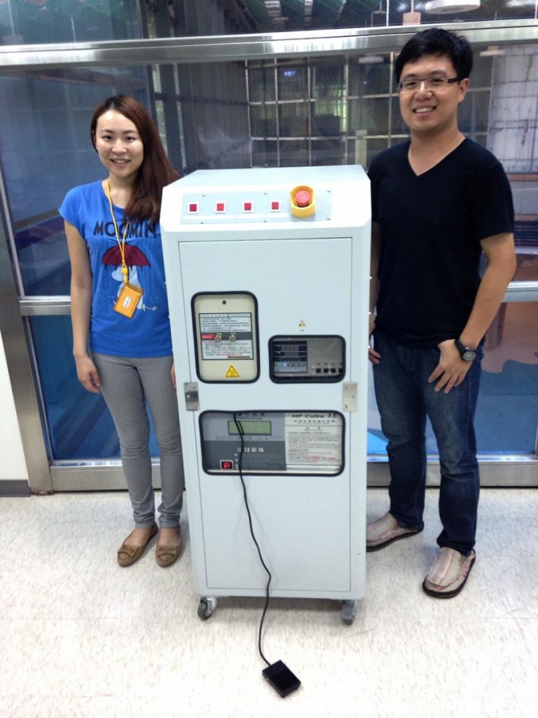 腫瘤熱消融技術發明人黃聖傑(右)、團隊成員楊暄屏(左)及熱消融機器。　台灣恩寧/提供